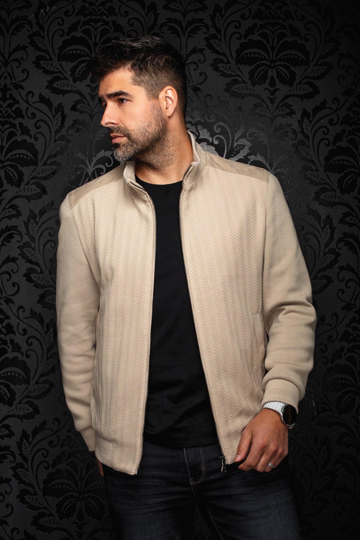 Coupe-vent mi-saison style bomber bomber beige zippé sur mannequin, vue de face en angle pour homme par Au Noir