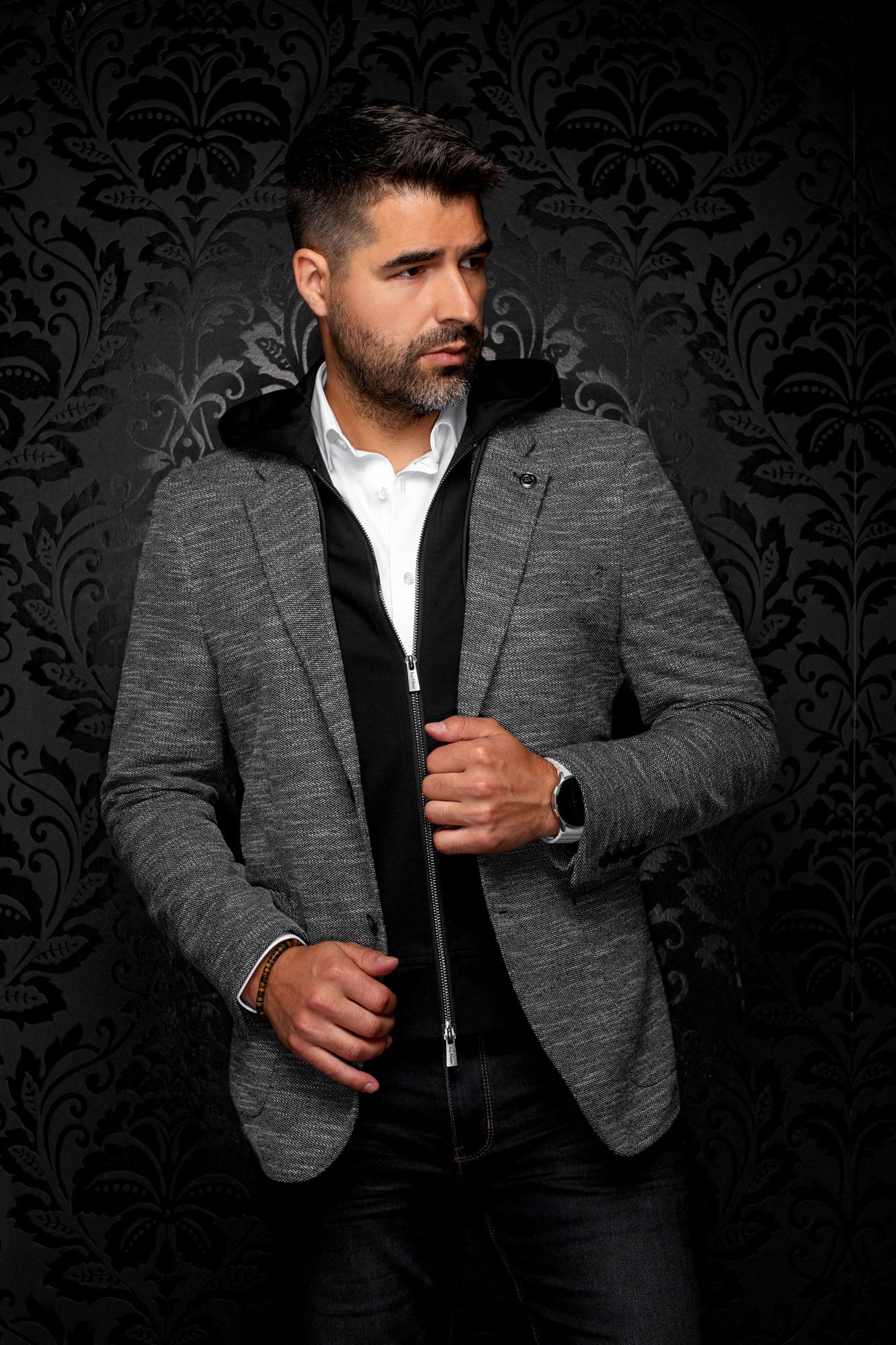 Veston gris texturé avec insert noir à capuchon zippé et revers crantés pour homme par Au Noir, vue de face