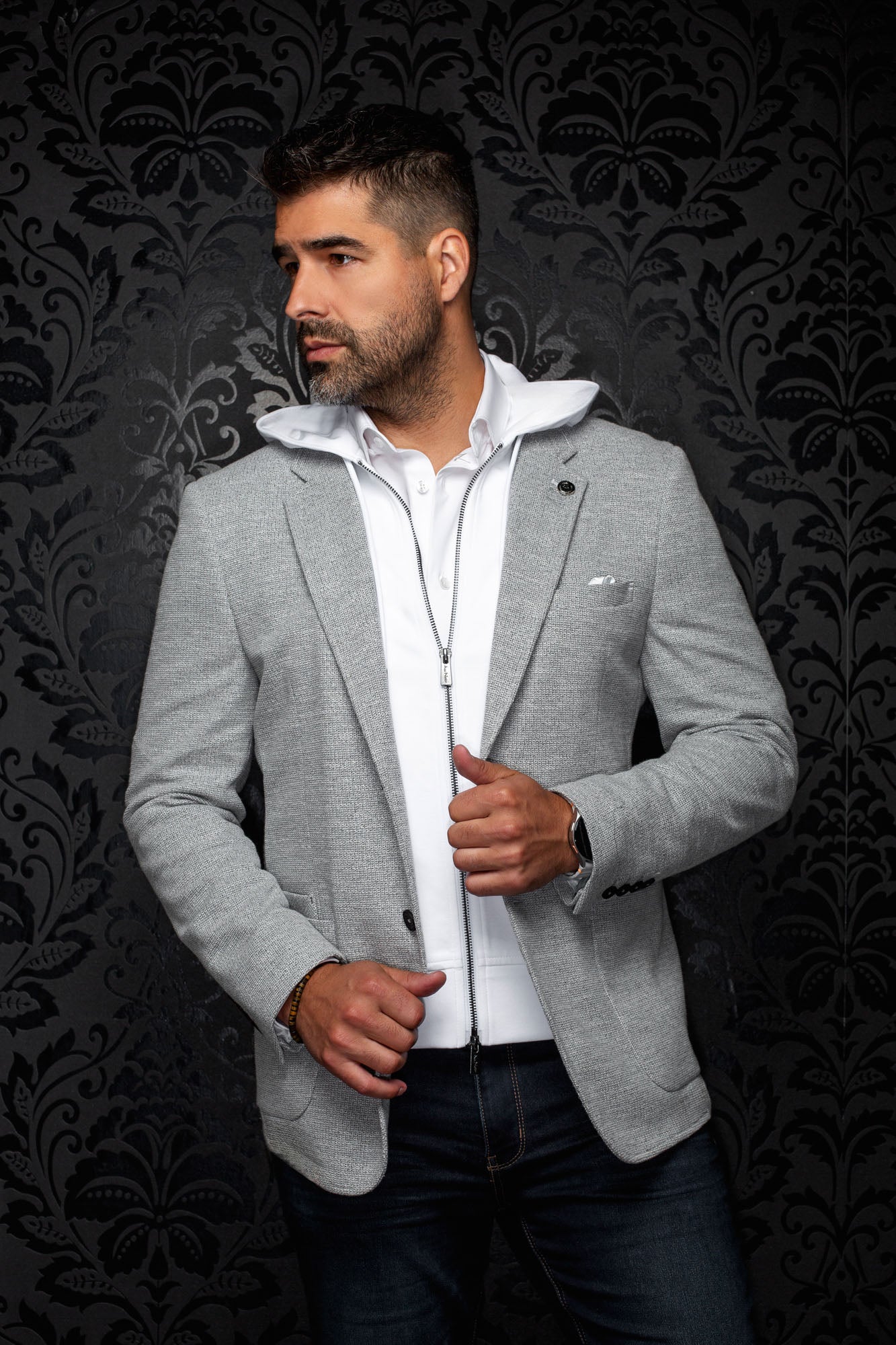 Veston gris pâle texturé avec revers crantés, boutons noirs et pochette pour homme par Au Noir, vue de face