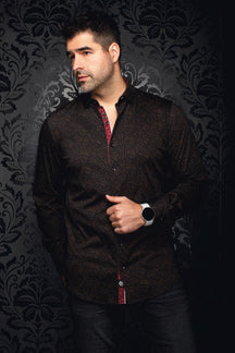 Chemise noire à micro motif brun, vue de face sur modèle avec patte intérieure rouge visible pour homme par Au Noir