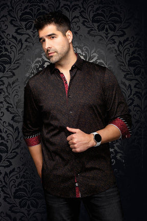 Chemise noire à micro motif brun, vue de face avec poignets roulés rouges et rayés pour homme par Au Noir
