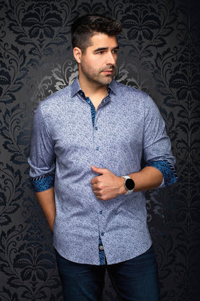Chemise boutonnée bleu pâle à motif, vue de face avec manches roulées et poignets bleus contrastants pour homme par Au Noir