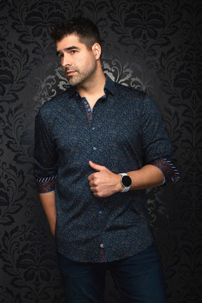 Chemise boutonnée bleu marine à motif, vue avant en angle avec poignets roulés orange pour homme par Au Noir