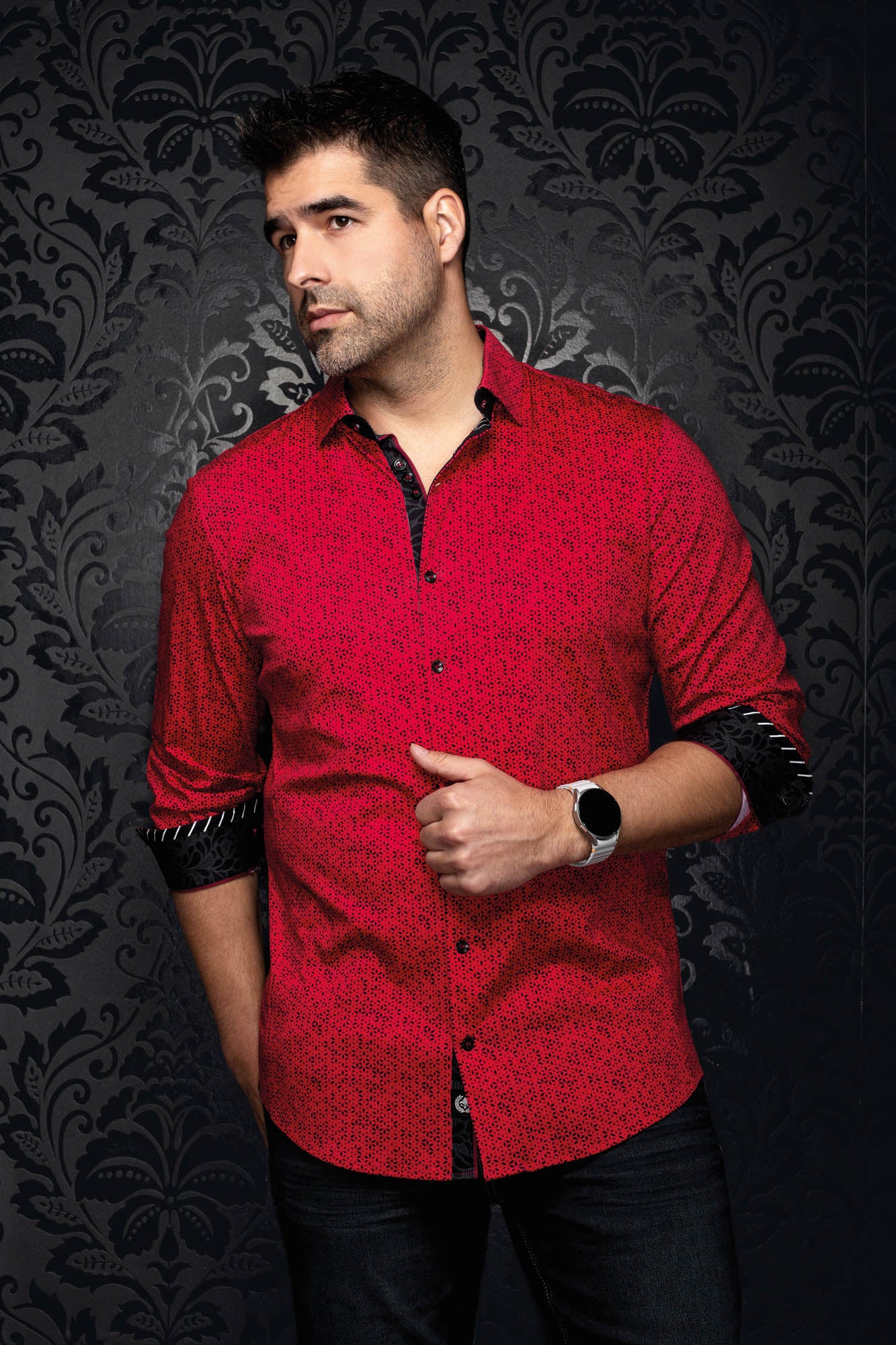 Vue avant en angle d’une chemise rouge à micro-imprimé noir et poignets contrastants roulés pour homme par Au Noir