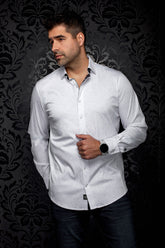 Vue avant sur modèle d’une chemise blanche à manches longues, imprimé gris discret et garniture noire pour homme par Au Noir