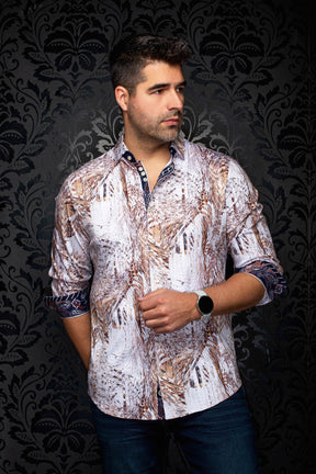 Chemise boutonnée blanche et brune à poignets bleu marine pour homme par Au Noir, vue de face sur mannequin
