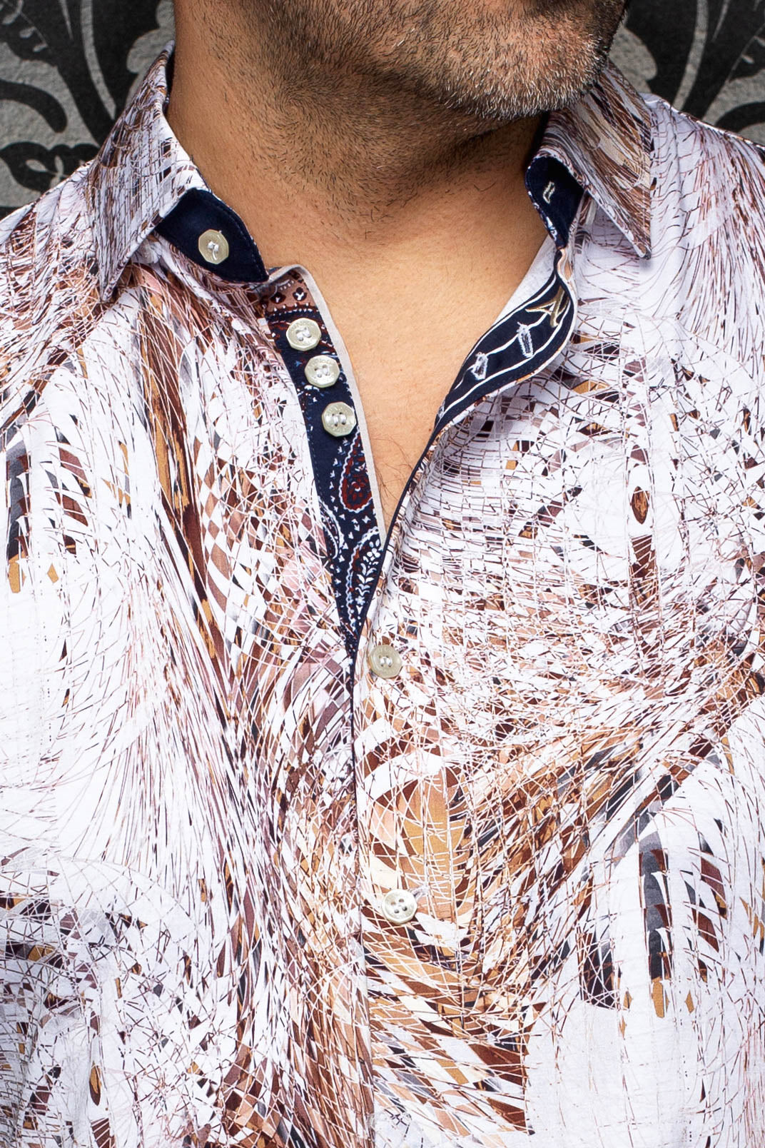Col de chemise blanche et brun à motif, avec patte bleu marine et boutons pâles pour homme par Au Noir, en gros plan