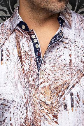 Col de chemise blanche et brun à motif, avec patte bleu marine et boutons pâles pour homme par Au Noir, en gros plan