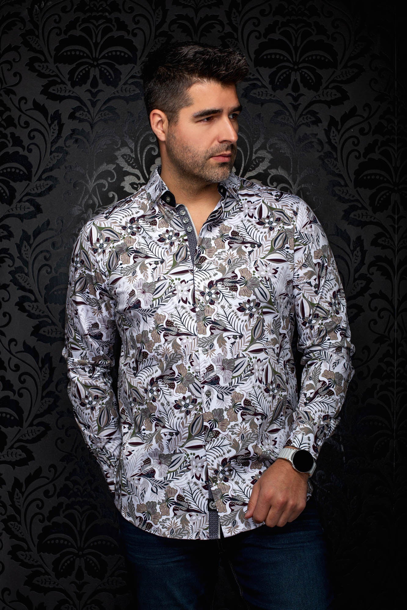 Chemise blanche florale à boutons, manches longues et patte contrastante foncée pour homme par Au Noir, vue avant