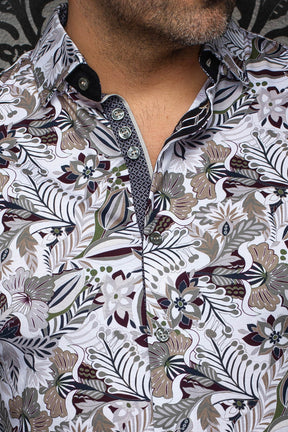 Col, de la patte boutonnée et garniture foncée d’une chemise florale blanche pour homme par Au Noir, en gros plan
