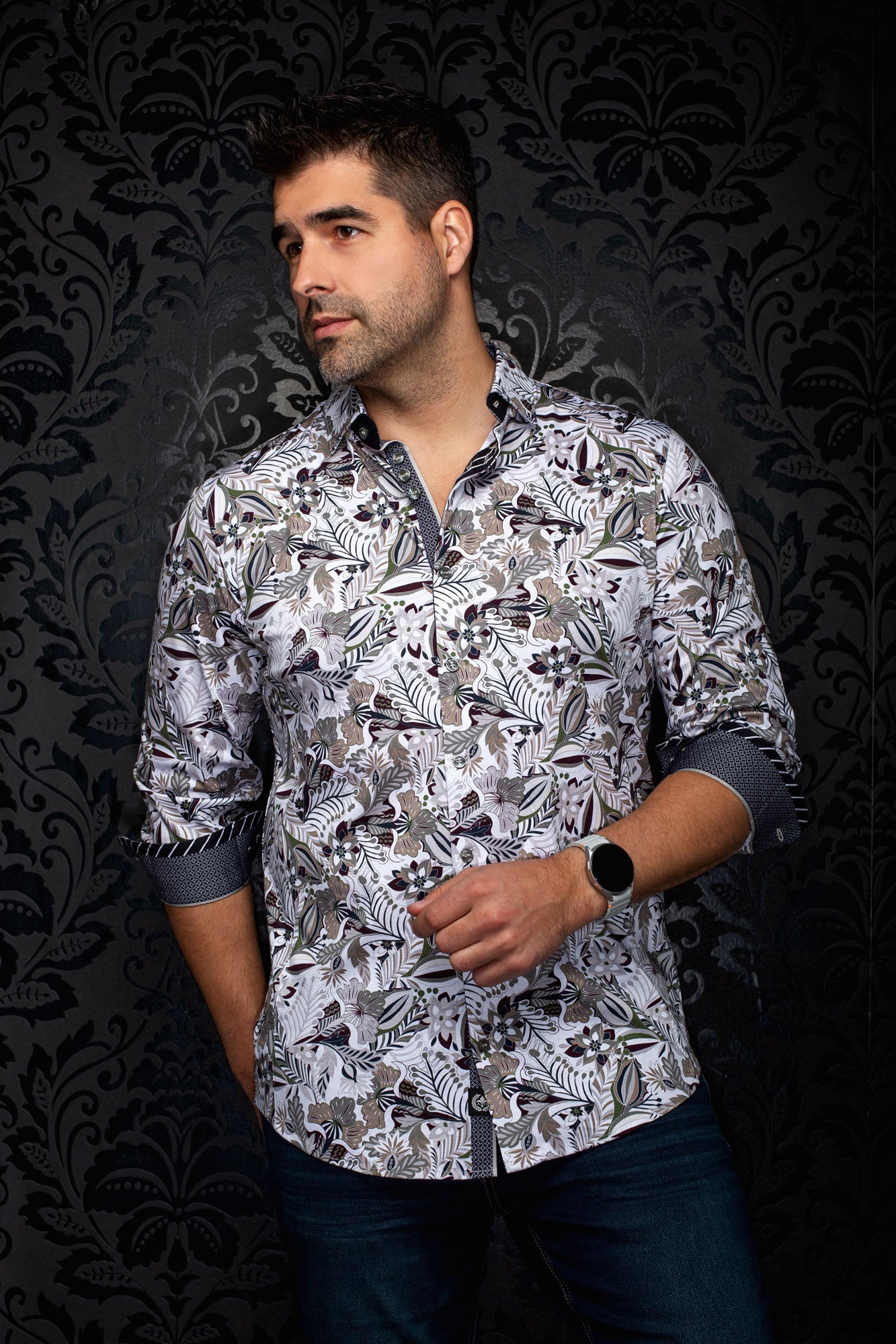 Chemise blanche florale à boutons, poignets roulés et détails foncés pour homme par Au Noir, vue de côté