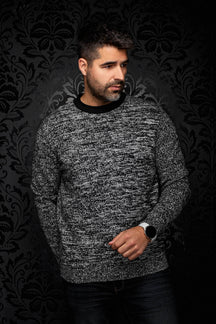 Vue de face d’une chandail en cachemire en tricot gris chiné à col rond avec bordures côtelées noires pour homme par Au Noir