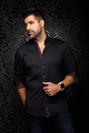Vue en angle d’une chemise noire imprimée avec poignets roulés et revers bourgogne pour homme par Au Noir