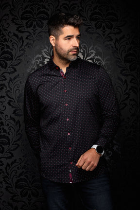 Chemise noire à boutons rouges et petit motif rouge et gris pour homme par Au Noir, vue avant sur mannequin