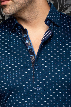 Col de chemise bleu marine à imprimé géométrique, boutons bleus et patte contrastante pour homme par Au Noir, en gros plan