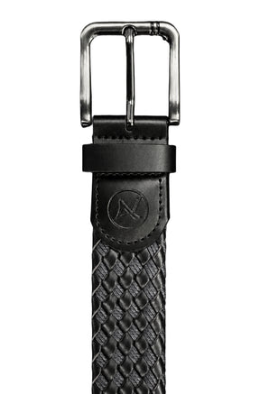 Gros plan de la ceinture noire tressée avec boucle rectangulaire et logo embossé pour homme par Au Noir