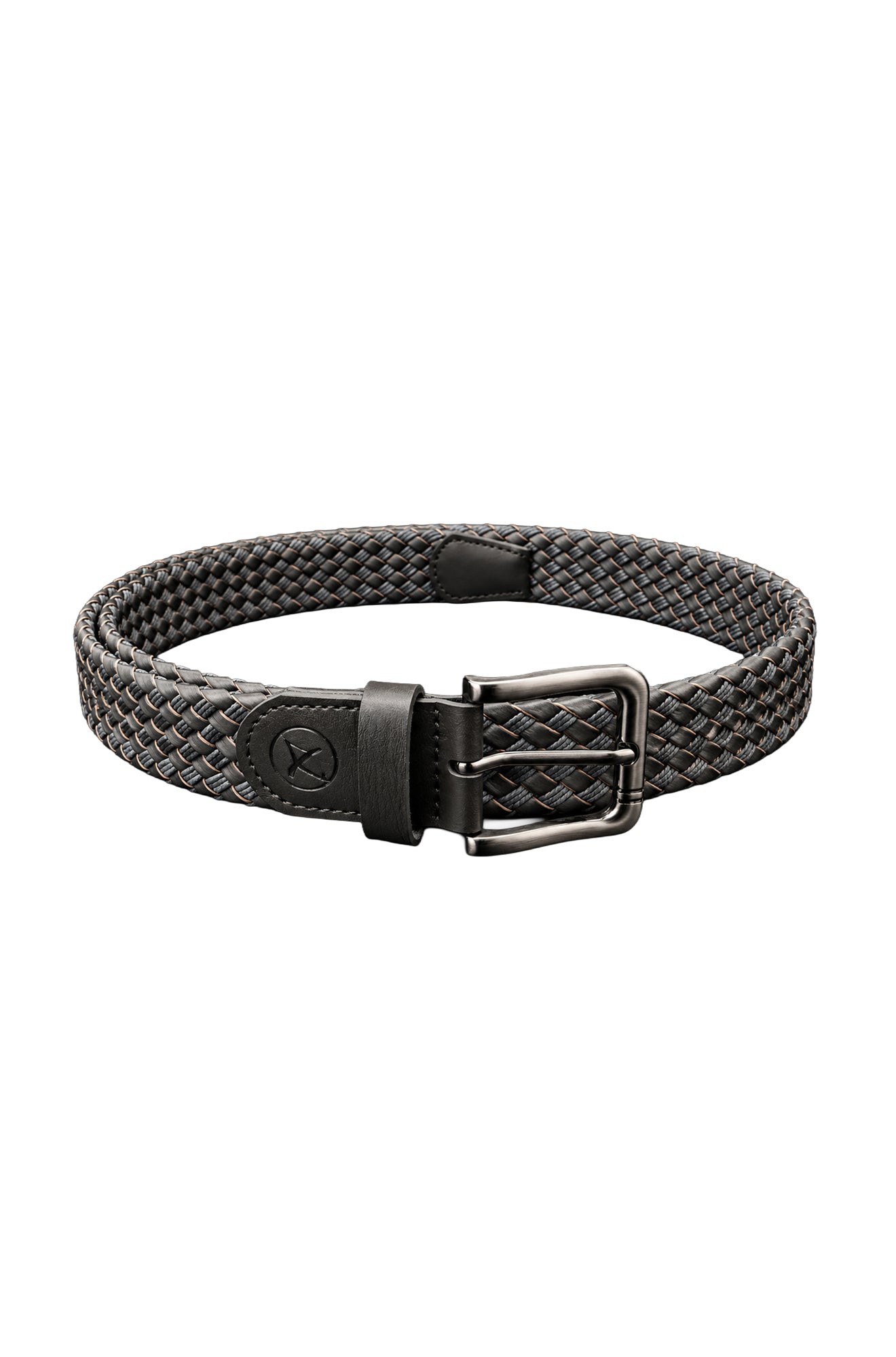 Ceinture noire tressée en cuir avec boucle métal gris, passant et logo embossé, vue produit pour homme par Au Noir