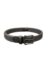 Ceinture noire tressée en cuir avec boucle métal gris, passant et logo embossé, vue produit pour homme par Au Noir
