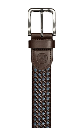 Ceinture tressée brune et bleue avec boucle argentée et patte embossée pour homme par Au Noir, en gros plan