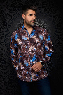 Vue de face d’une chemise boutonnée brune à imprimé abstrait, accents bleus et boutons foncés pour homme par Au Noir