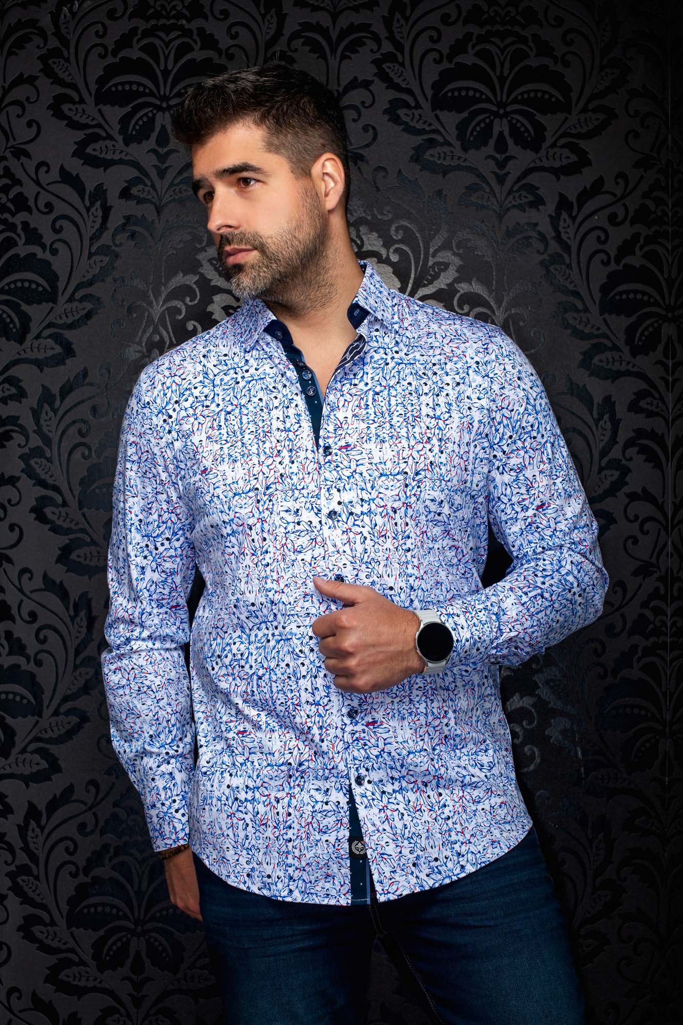 Chemise blanche florale à motif bleu et rouge avec garniture marine pour homme par Au Noir, vue de face