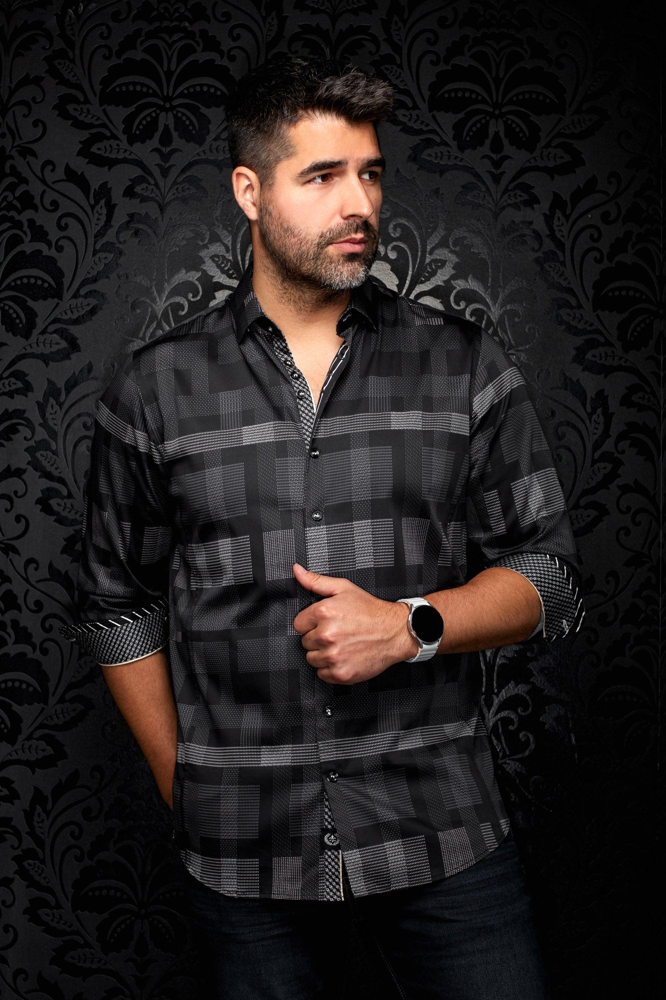 Chemise noire à motif carreaux gris, vue de face avec manches roulées et boutons lustrés pour homme par Au Noir