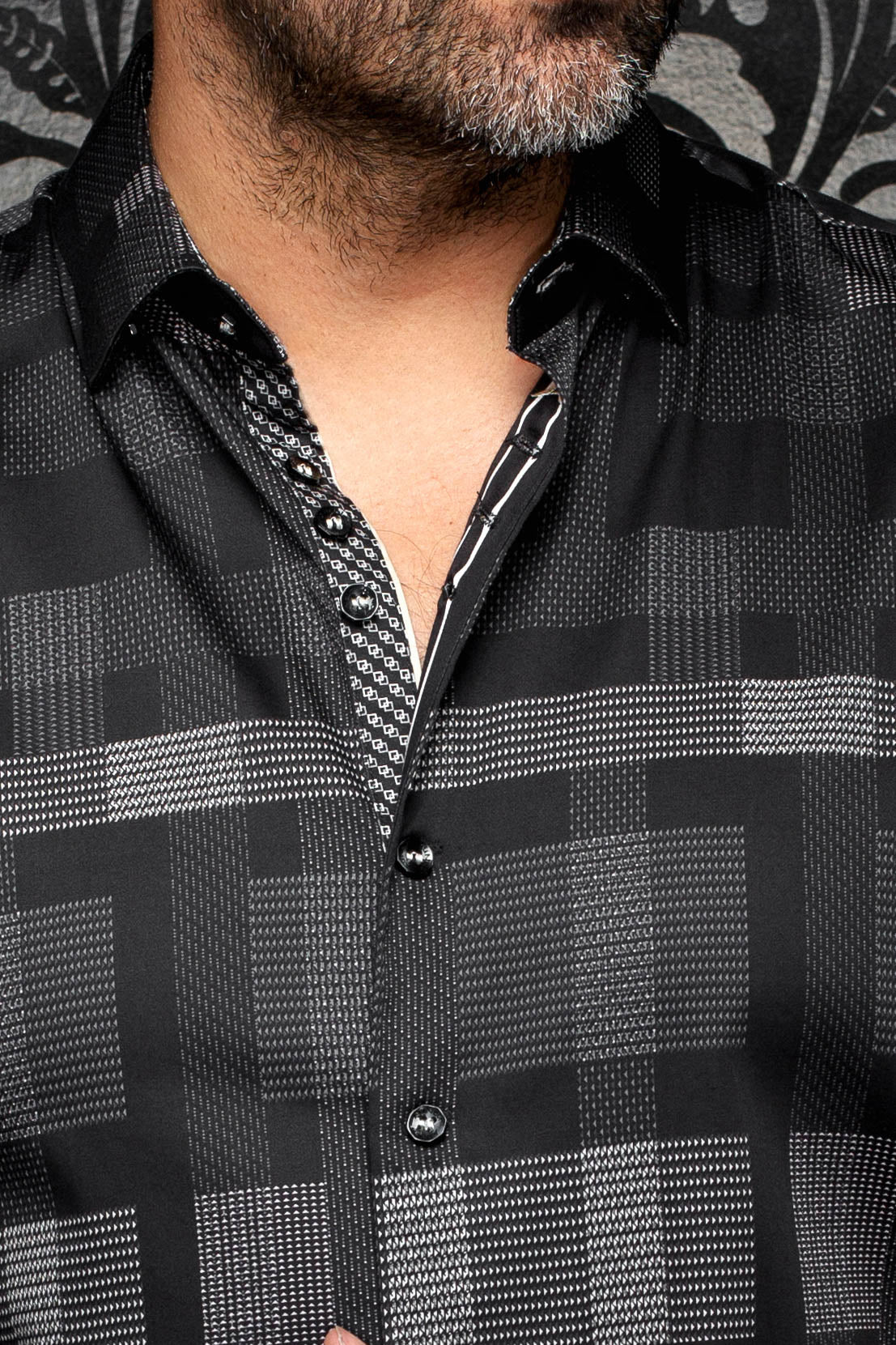 Col de chemise noire et gris, patte boutonnée et garniture intérieure à motif pour homme par Au Noir, en gros plan