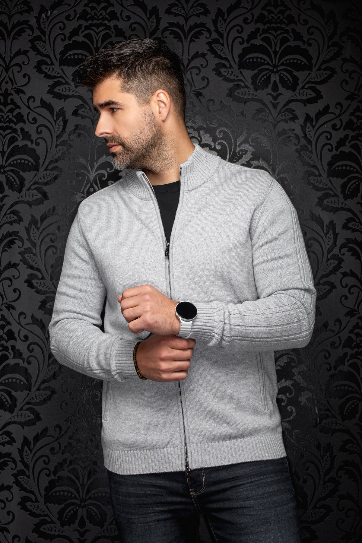 Vue avant inclinée de la veste en cachemire zippée en tricot gris pâle avec col montant pour homme par Au Noir