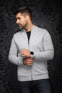 Vue avant inclinée de la veste en cachemire zippée en tricot gris pâle avec col montant pour homme par Au Noir