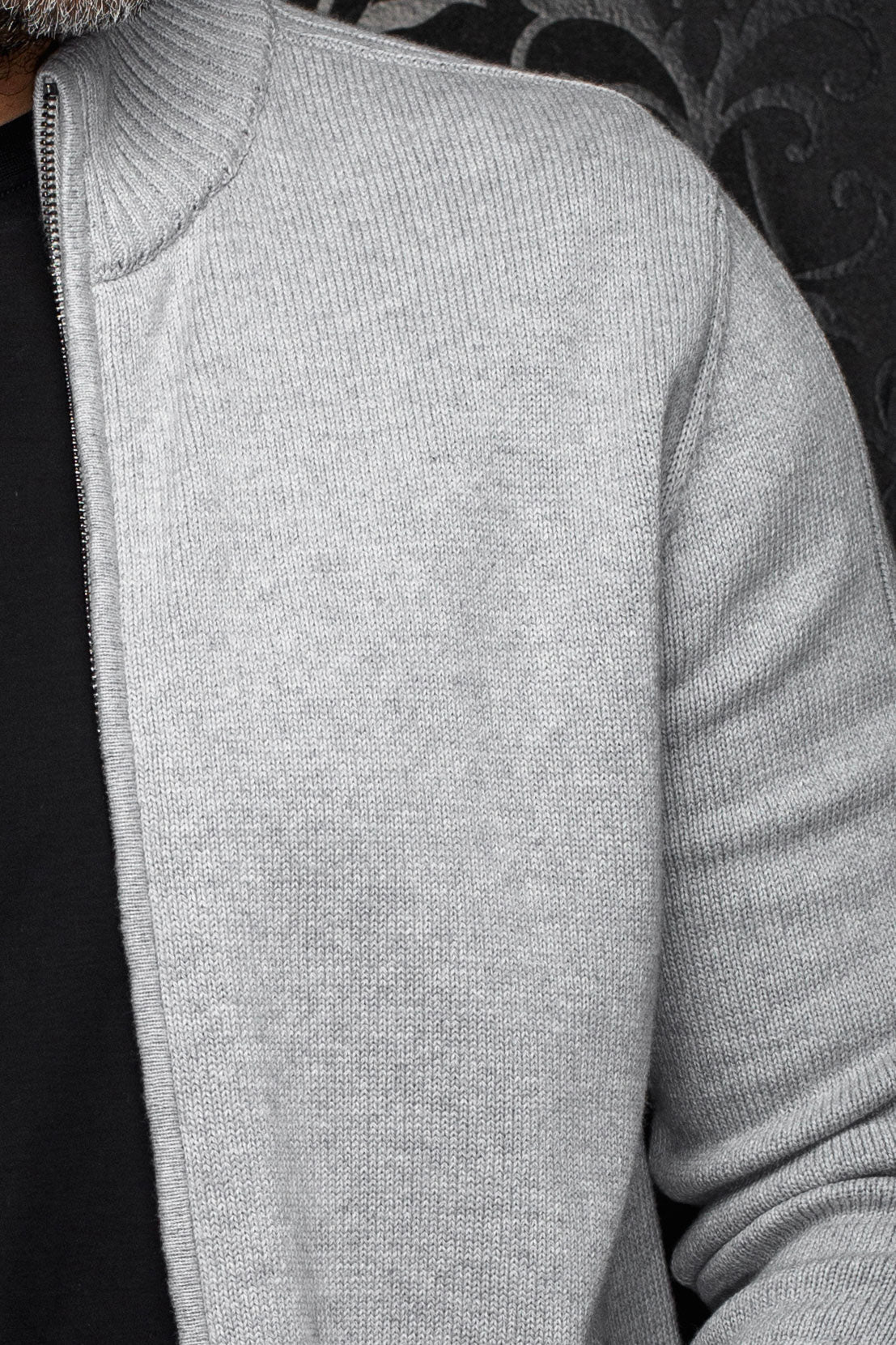 Au Noir men's light gray knit zip cashmere jacket with ribbed stand collar and front zipper edge, close-up