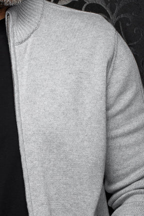 Au Noir men's light gray knit zip cashmere jacket with ribbed stand collar and front zipper edge, close-up