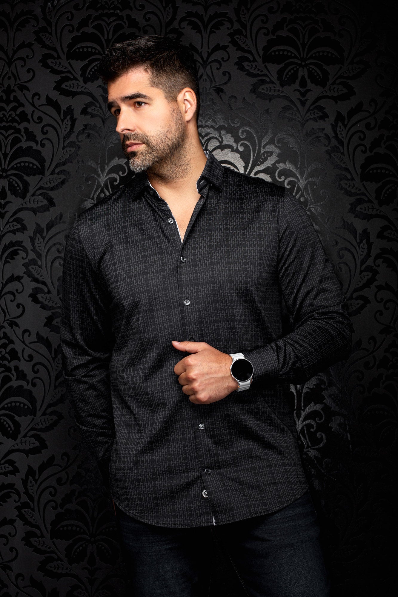 Chemise noire à motif avec manches longues et patte boutonnée pour homme par Au Noir, vue de face