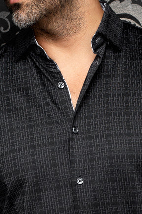 Chemise noire à motif, col, patte, boutons et garniture contrastante pour homme par Au Noir, en gros plan