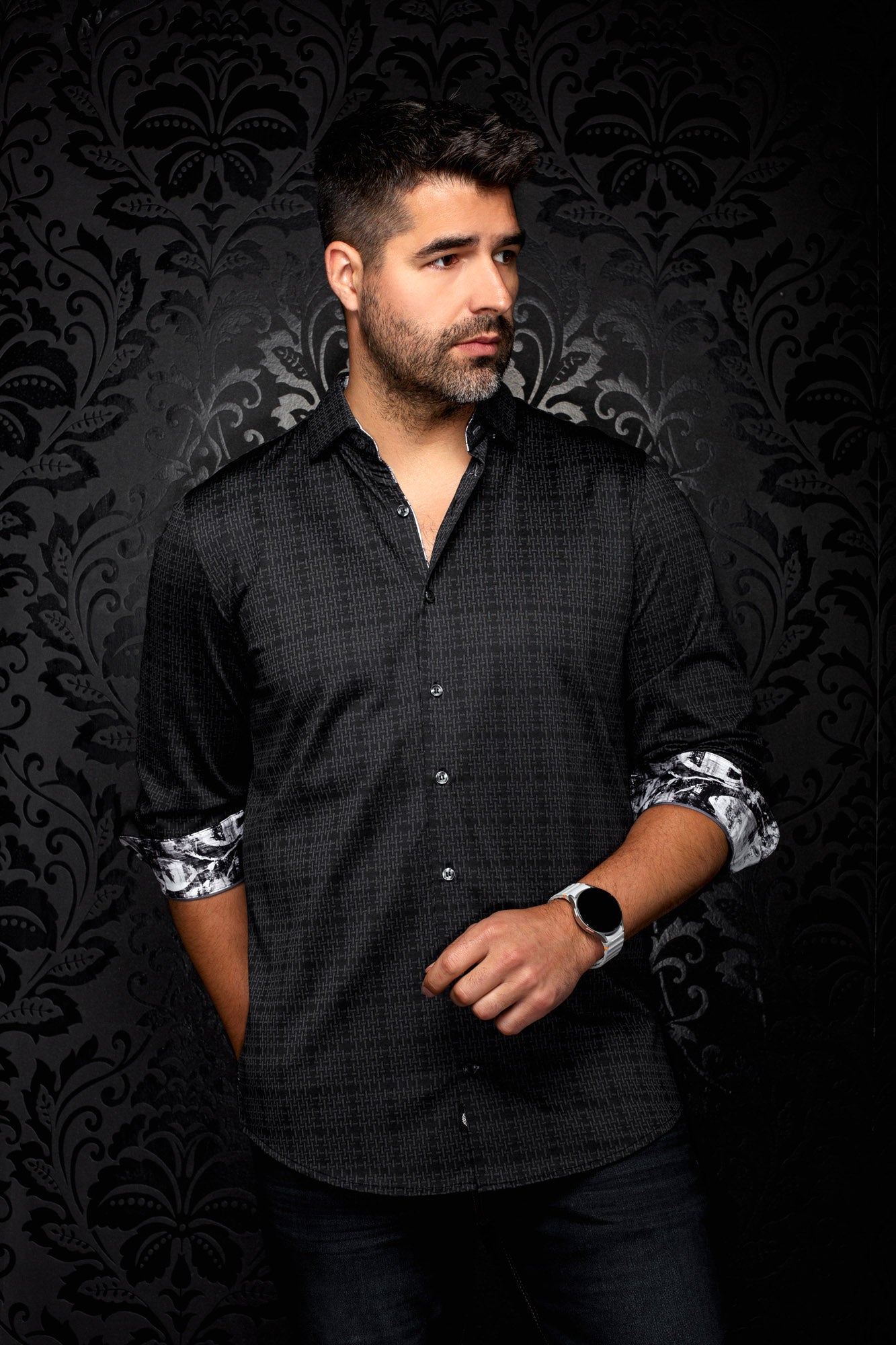 Vue en angle de la chemise noire à motif avec poignets roulés à imprimé contrastant pour homme par Au Noir