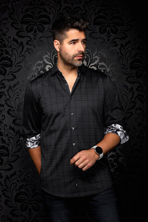 Vue en angle de la chemise noire à motif avec poignets roulés à imprimé contrastant pour homme par Au Noir