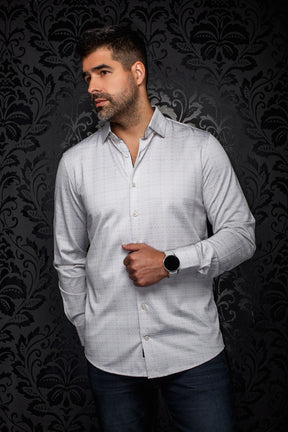 Chemise boutonnée gris pâle à motif sur mannequin, vue de face avec col pointu et boutons blancs pour homme par Au Noir