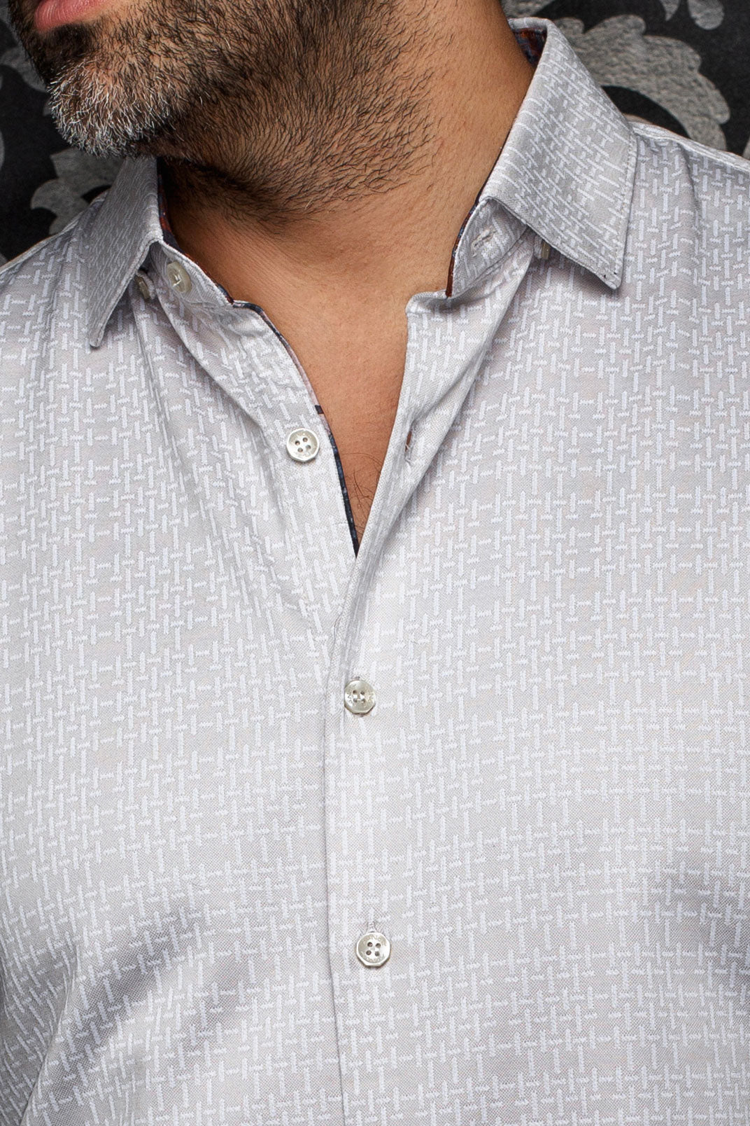 Col de chemise grise pâle à motif, patte boutonnée et garniture contrastante pour homme par Au Noir, en gros plan