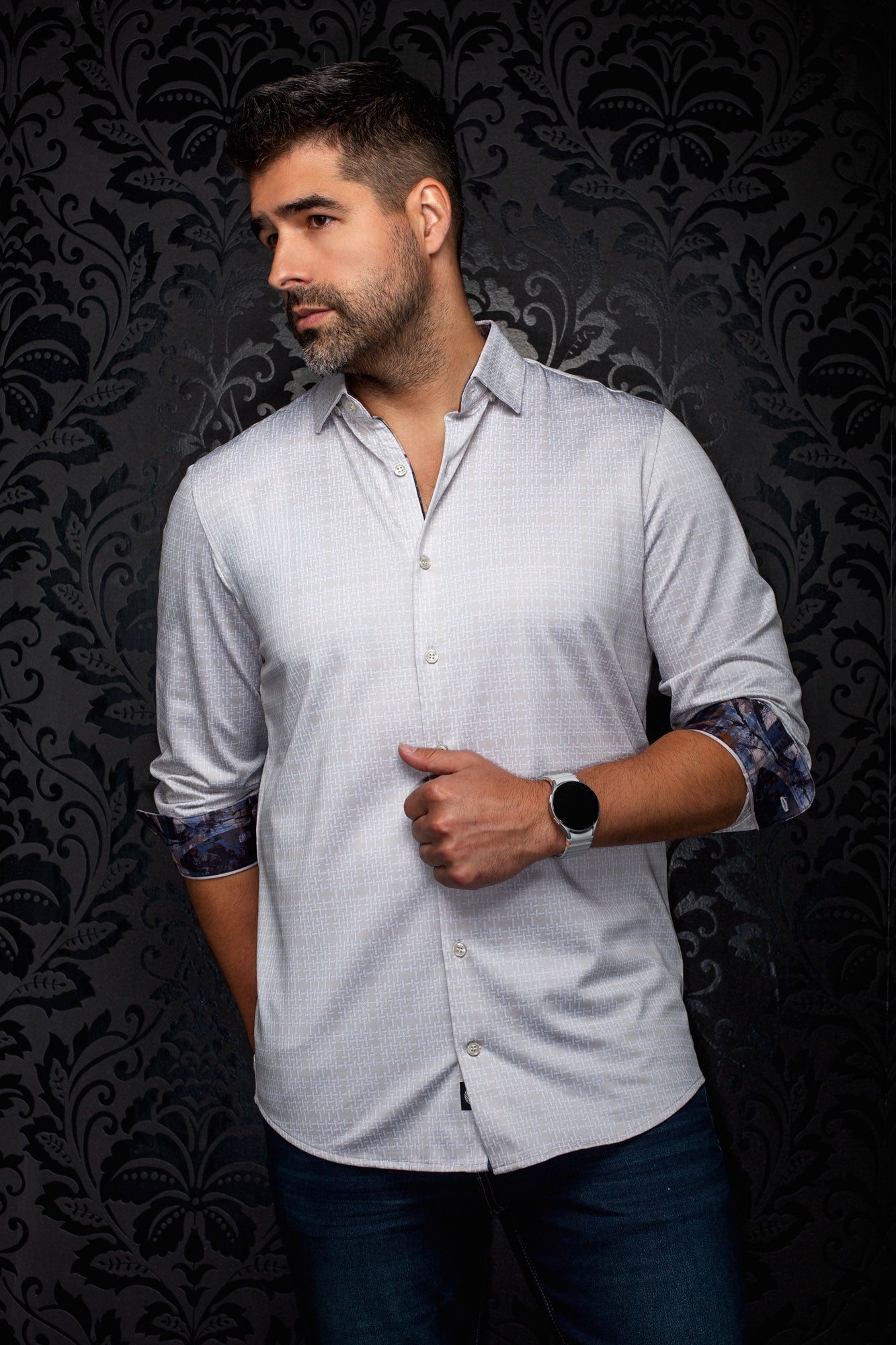 Chemise boutonnée gris pâle à motif, vue de biais avec manches roulées, vue de cote pour homme par Au Noir