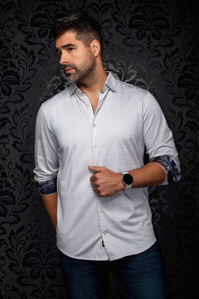 Chemise boutonnée gris pâle à motif, vue de biais avec manches roulées, vue de cote pour homme par Au Noir