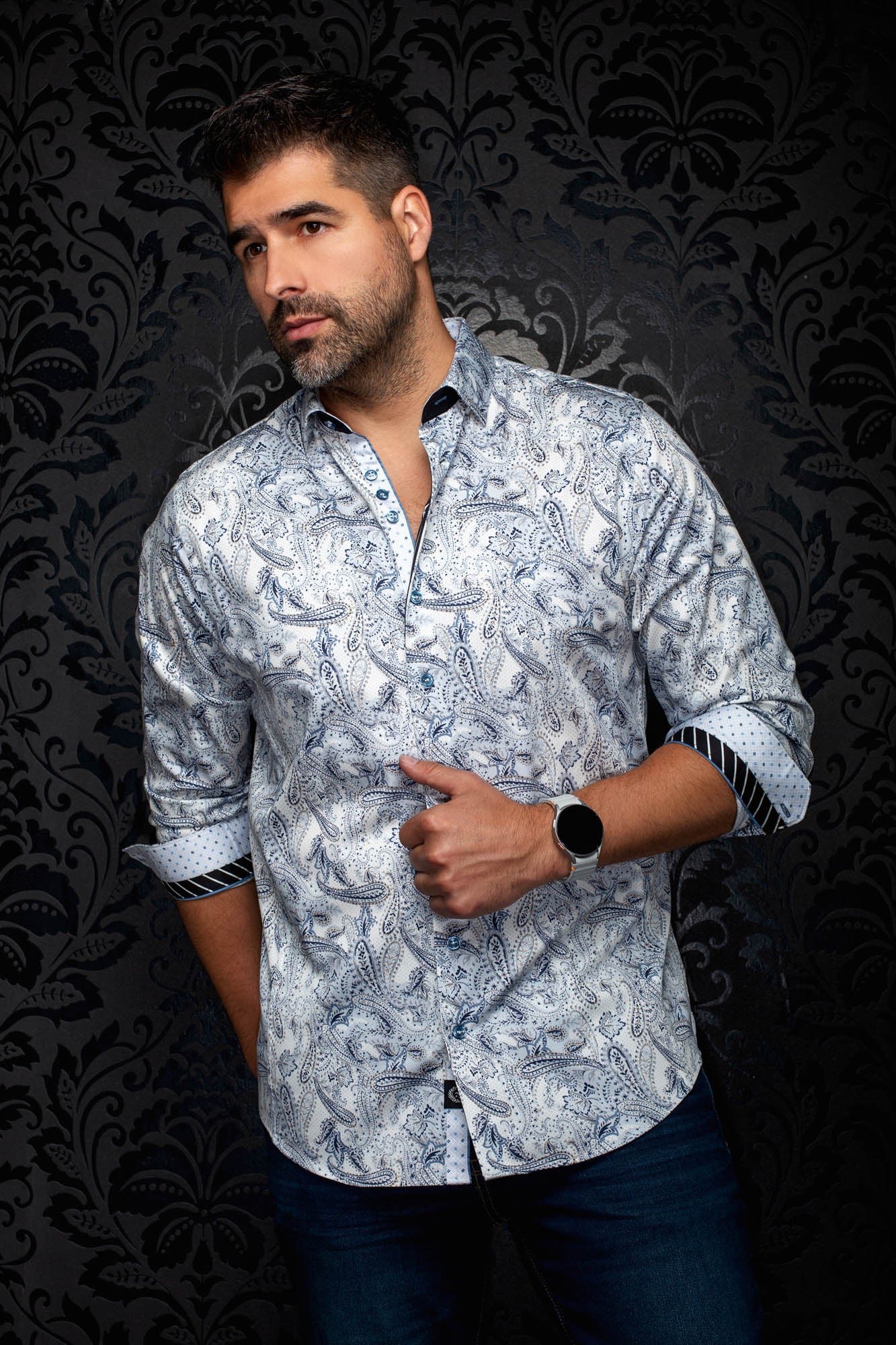 Chemise blanche à motif cachemire bleu, poignets roulés contrastants pour homme par Au Noir, vue de face