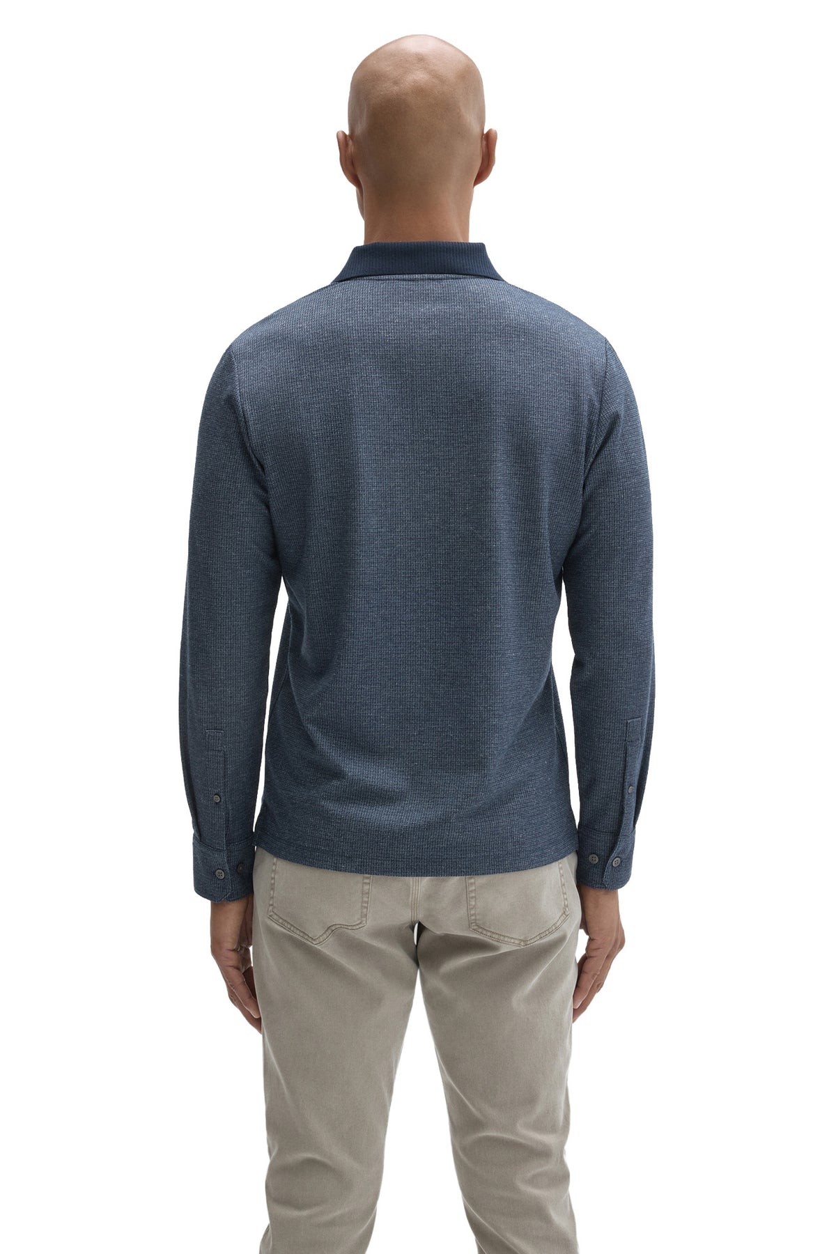 Vue de dos du polo bleu texturé à manches longues, poignets boutonnés et col côtelé foncé pour homme par Robert Barakett