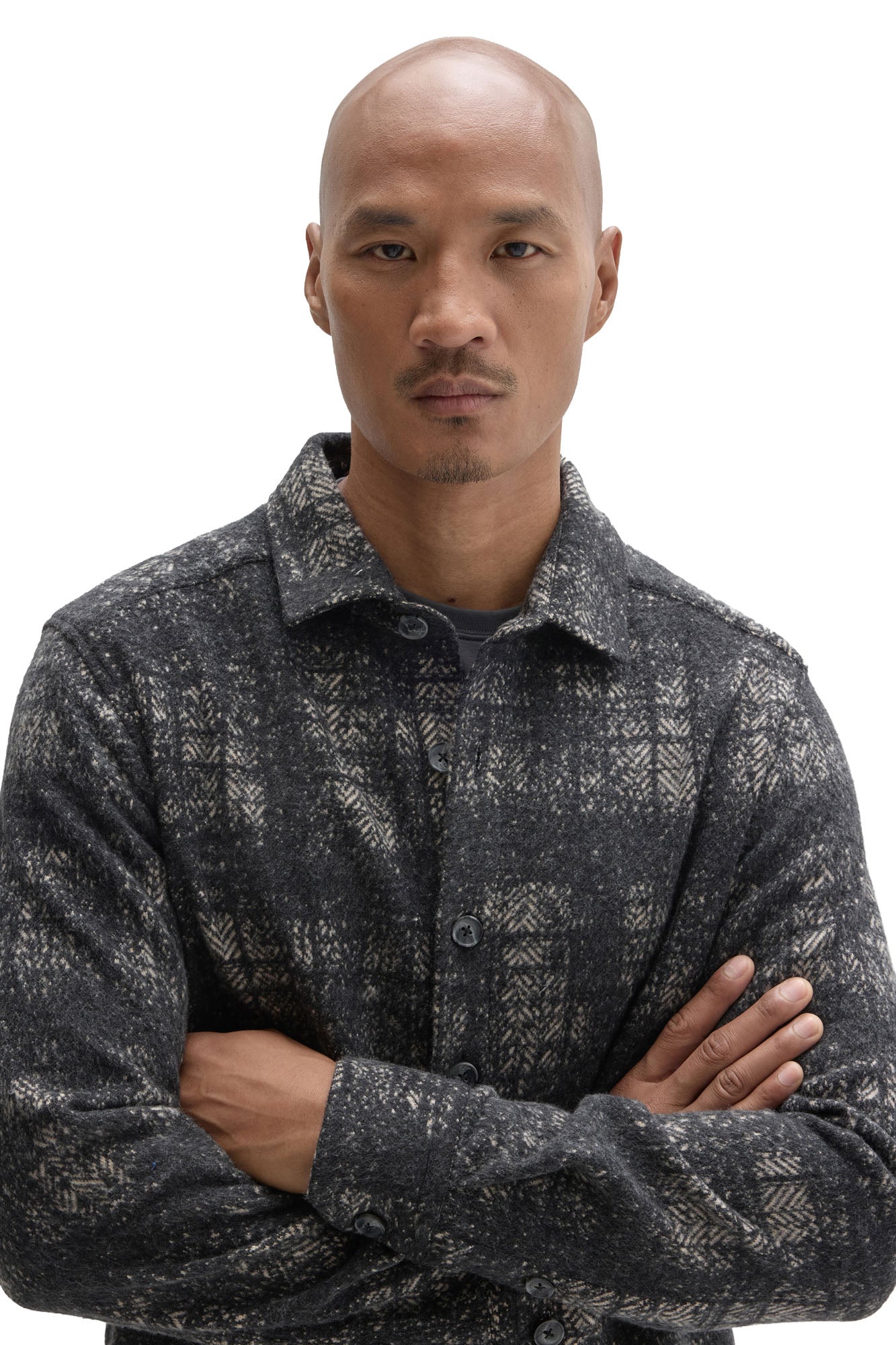 Vue rapprochée de la surchemise-veste à carreaux anthracite, texture brossée, boutons et col pour homme par Robert Barakett