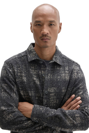 Vue rapprochée de la surchemise-veste à carreaux anthracite, texture brossée, boutons et col pour homme par Robert Barakett