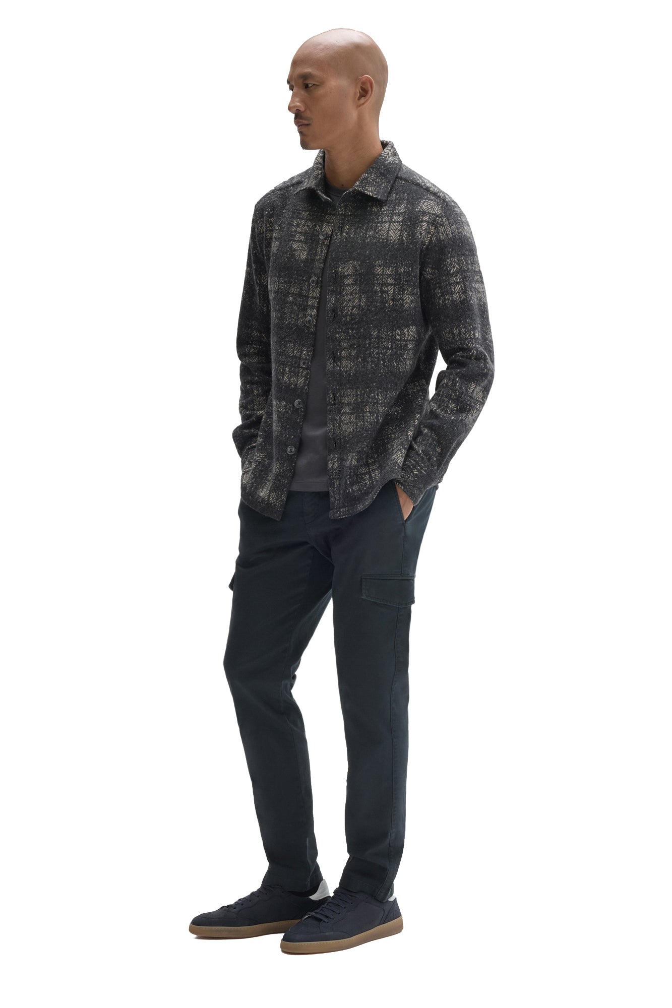 Vue en angle d’une surchemise-veste à carreaux anthracite portée ouverte sur un T-Shirt foncé pour homme par Robert Barakett
