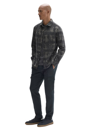 Vue en angle d’une surchemise-veste à carreaux anthracite portée ouverte sur un T-Shirt foncé pour homme par Robert Barakett