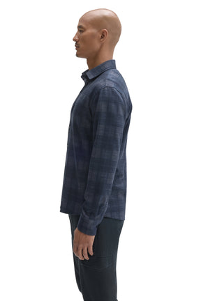 Surchemise boutonnée marine à carreaux, avec col, couture d’épaule et poignet pour homme par Robert Barakett, de côté