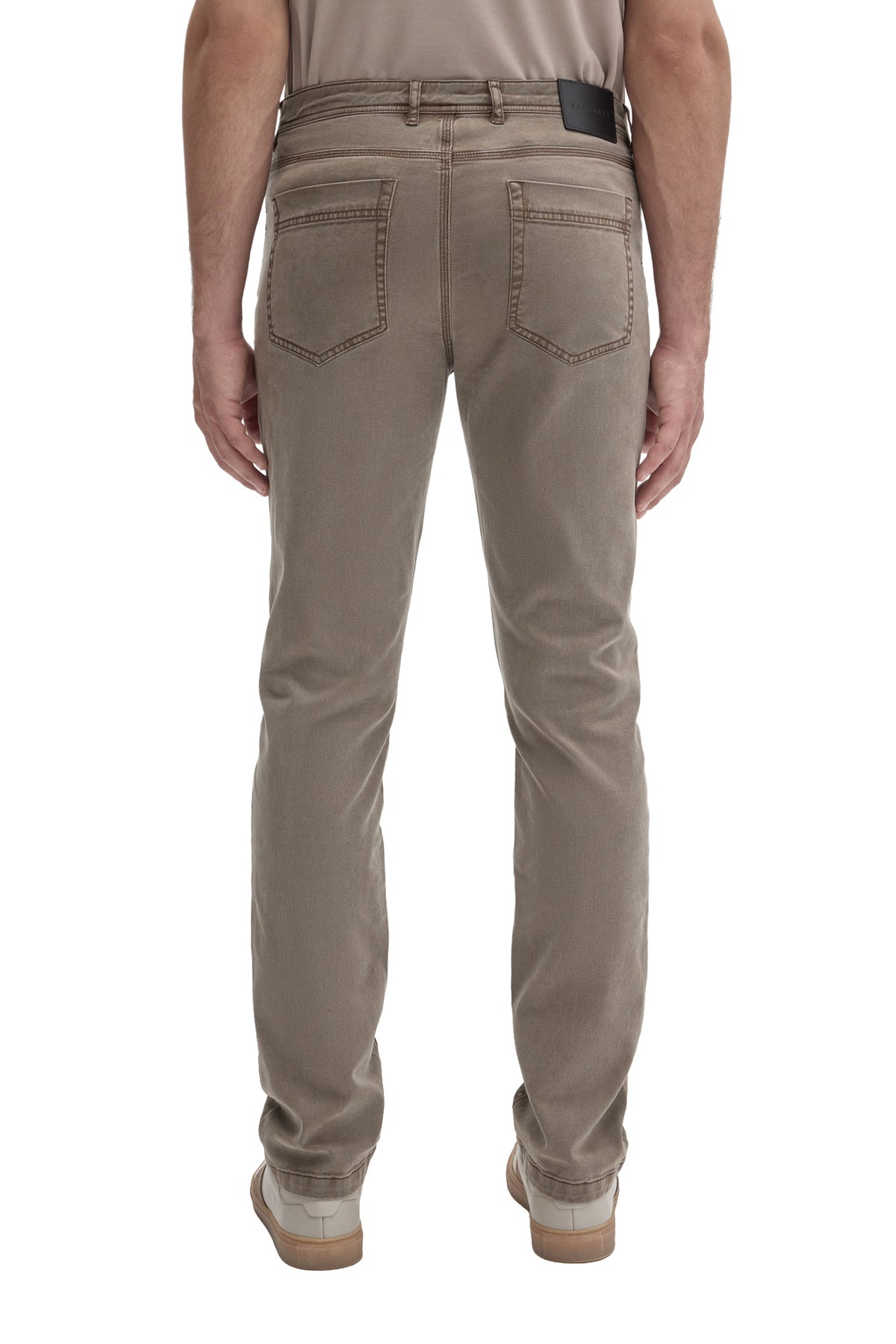 Vue arrière d’un jean droit gris taupe avec écusson noir, passants et deux poches plaquées pour homme par Robert Barakett