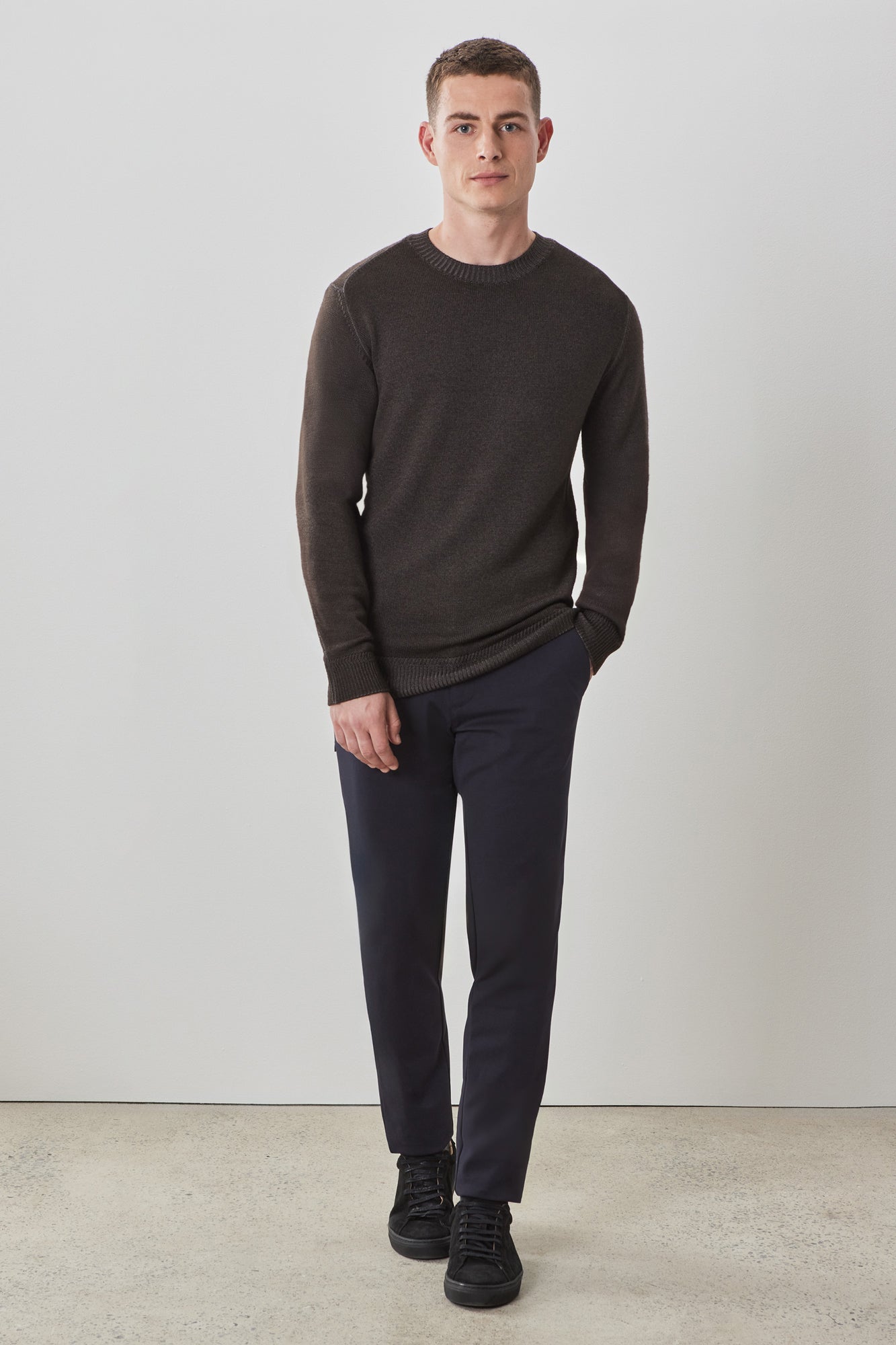 Chandail M.L. col rond pour homme par Robert Barakett | RB32345 Bertona Brun | Machemise.ca, vêtements mode pour hommes