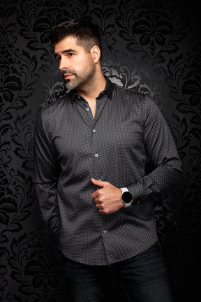 Vue avant en angle d’une chemise noire à micro motif géométrique, manches longues et ourlet courbé pour homme par Au Noir