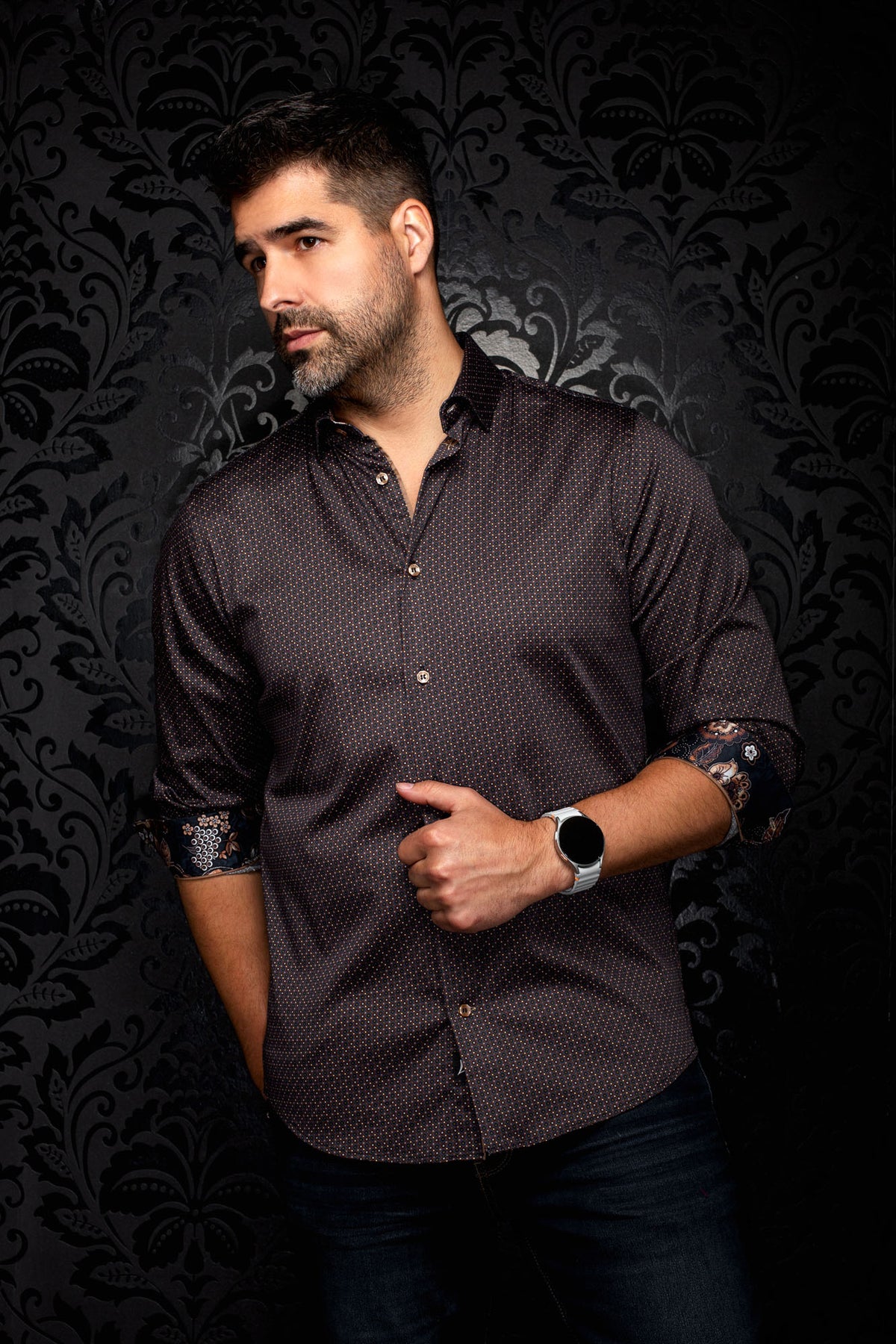 Chemise noire à micro-motif géométrique, vue de biais avec poignets fleuris retroussés, vue de cote pour homme par Au Noir